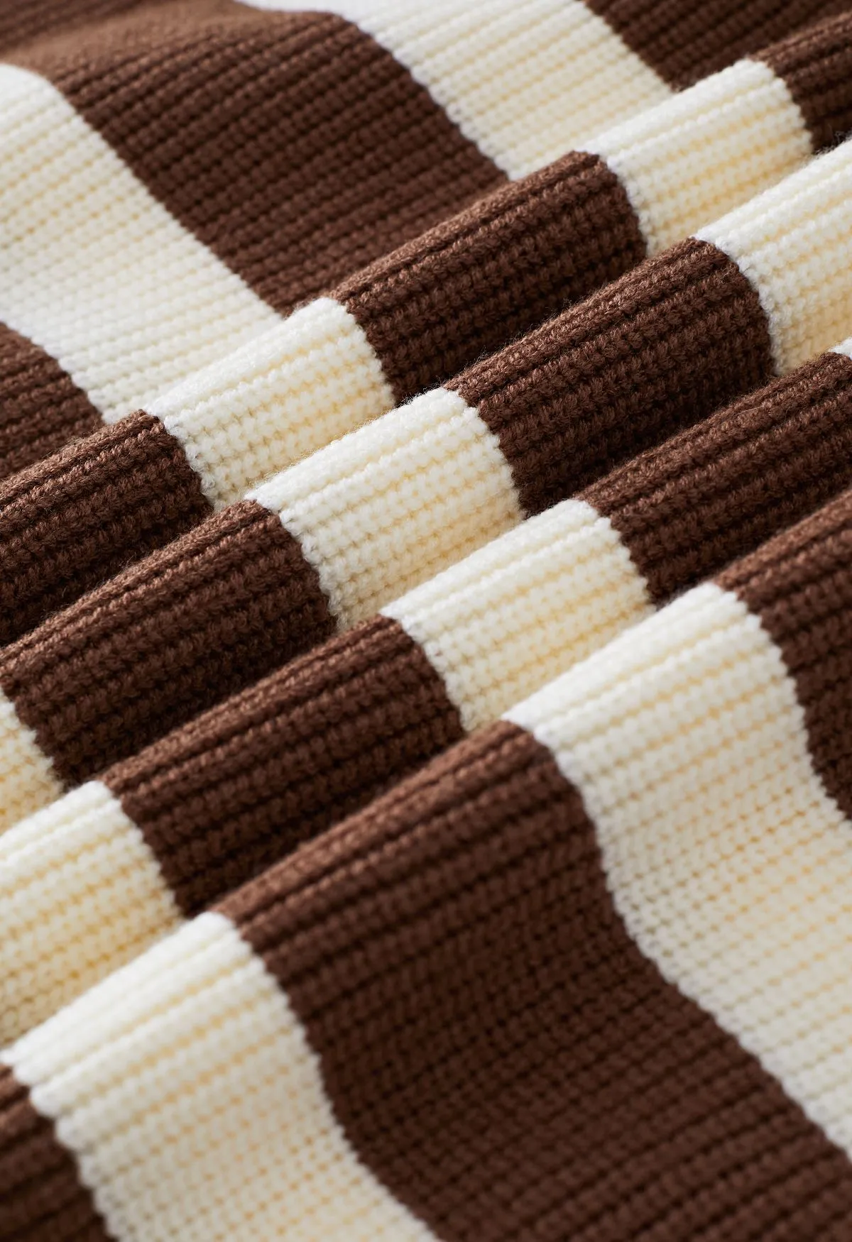Gestreifter Oversize-Pullover mit geknöpftem Hals in Braun