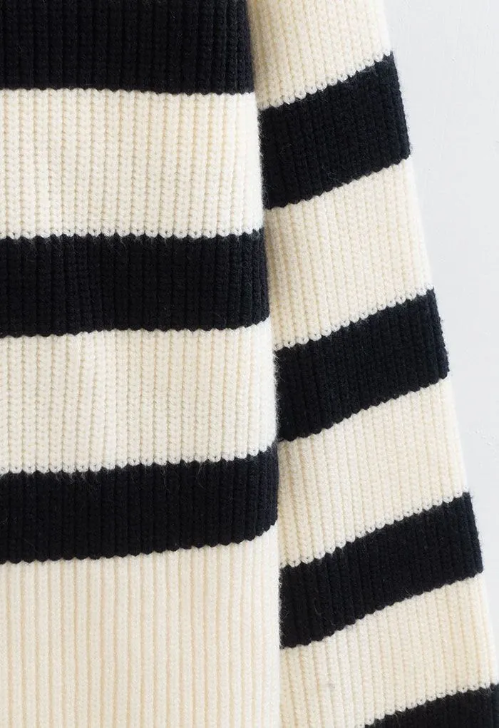 Gestreifter Oversize-Pullover mit geknöpftem Hals in Creme