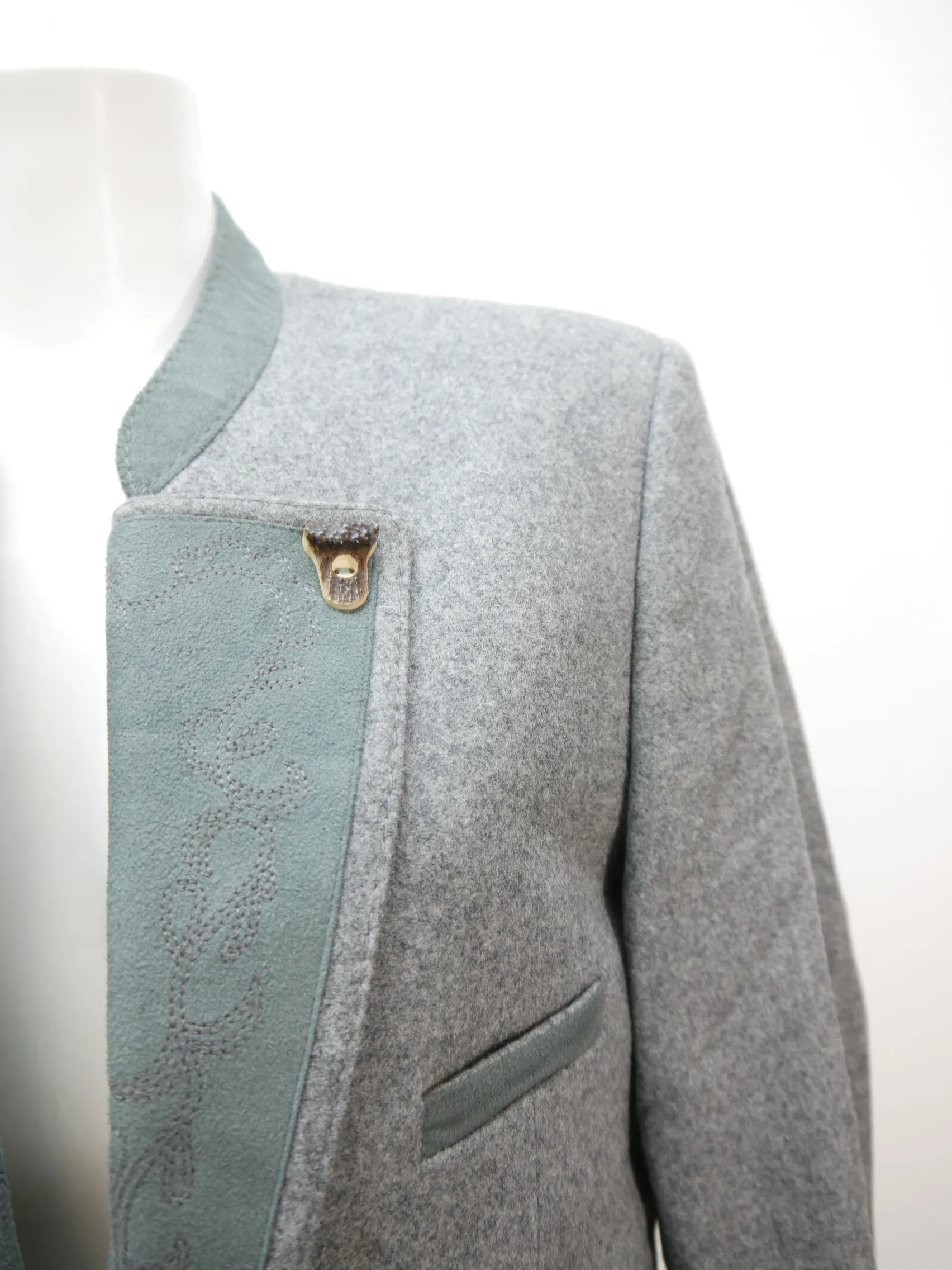 Hirschberg neuwertig grau Loden mit Revers Stickerei Trachtenjacke Jacke Gr.50