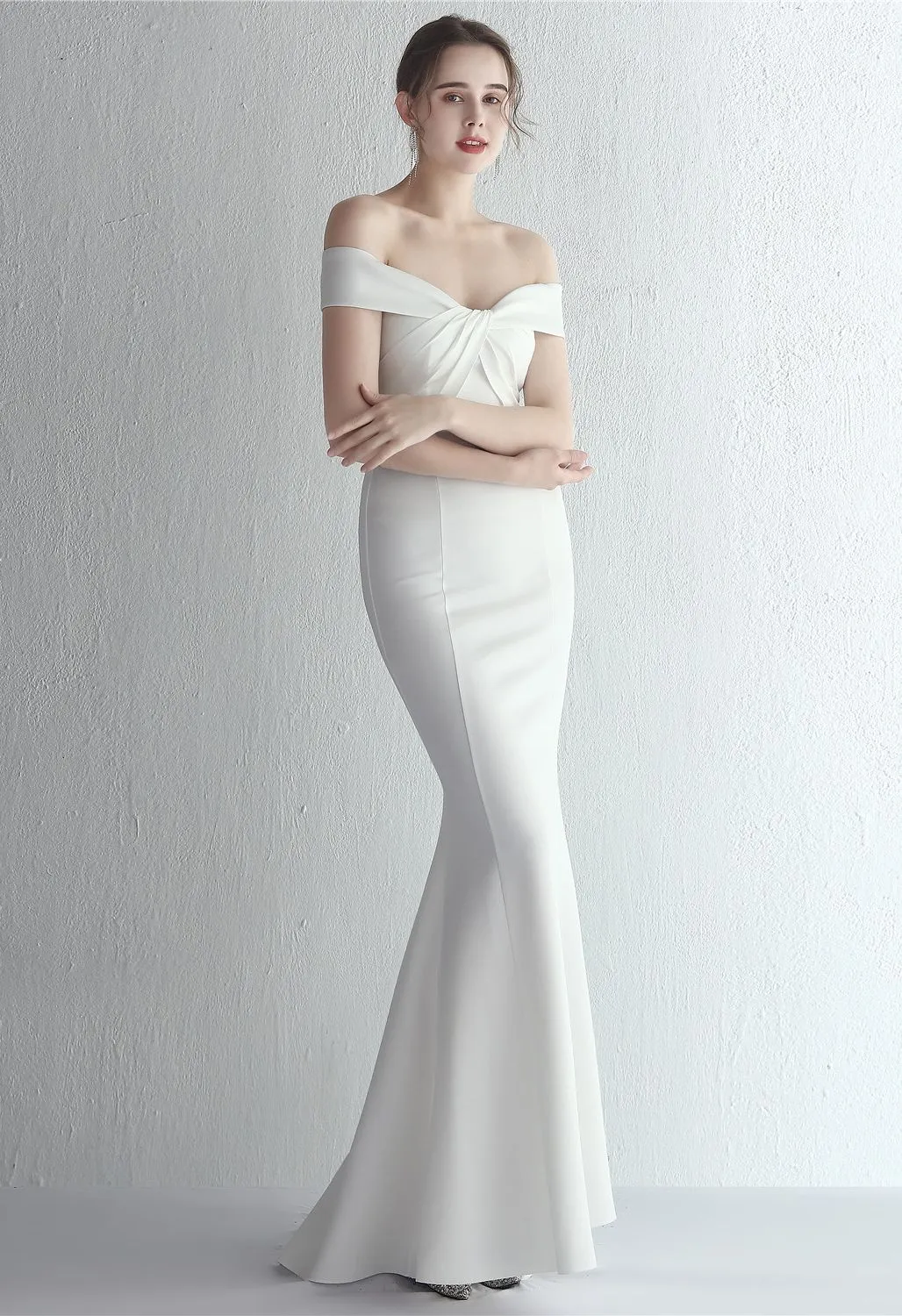 Off-Shoulder-Kleid mit verdrehter Vorderseite in Weiß