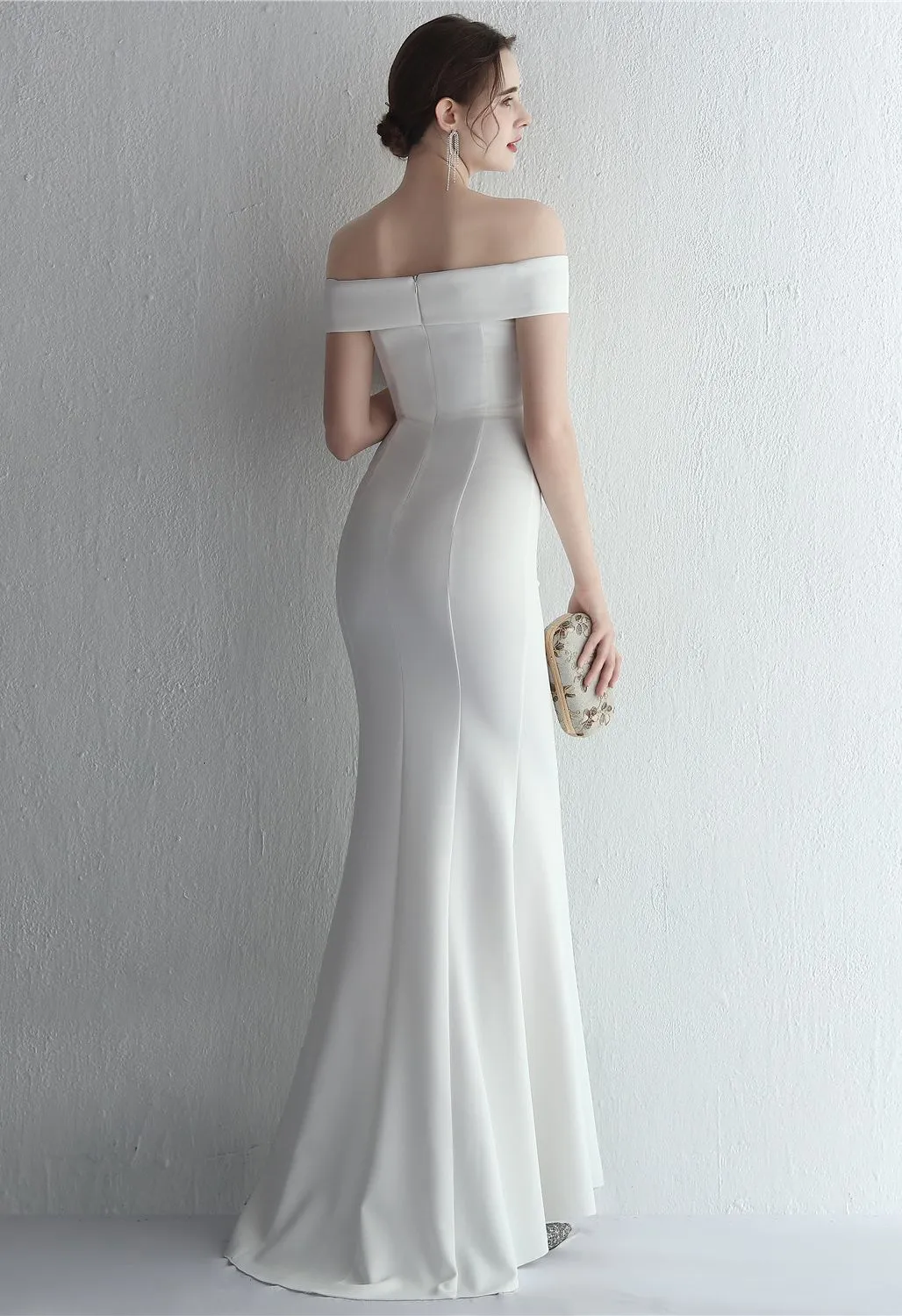 Off-Shoulder-Kleid mit verdrehter Vorderseite in Weiß