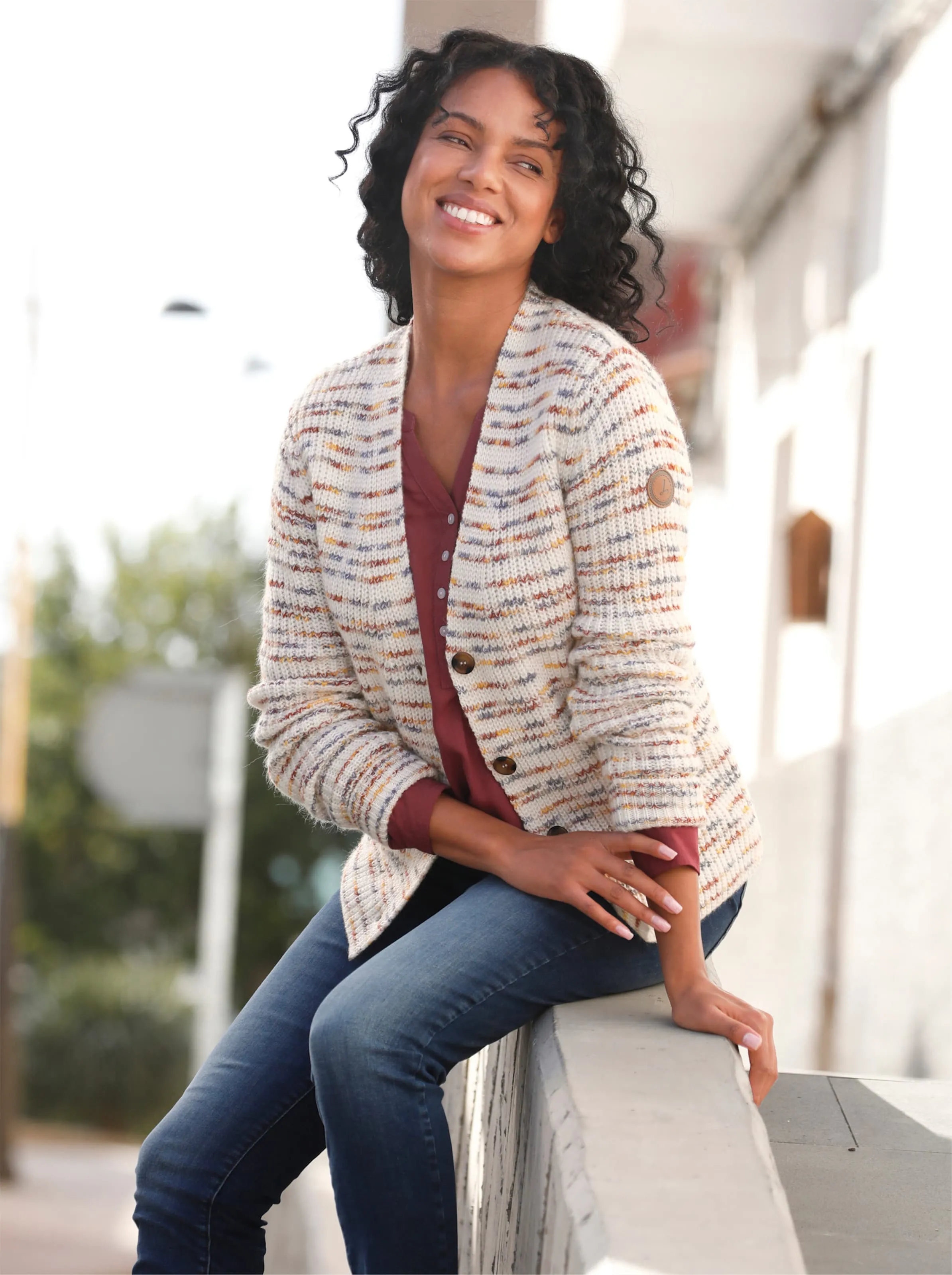 Strickjacke in ecru-rauchblau-gemustert